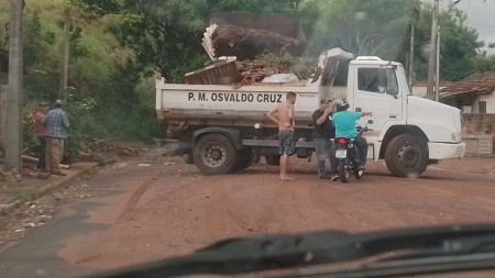 Prefeitura de OC realiza limpeza emergencial da rede pluvial apÃ³s enchente na Vila Santa Helena