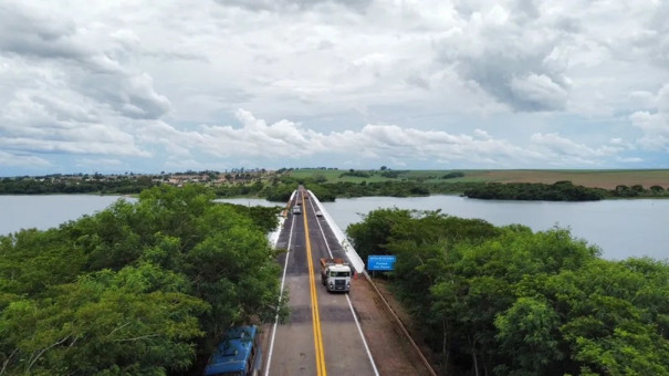 Após dois meses de interdição para reforma, ponte sobre o Rio Paranapanema, na divisa entre SP e PR, volta a ser liberada nesta quarta-feira para o