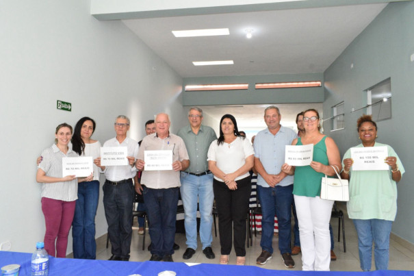 Ex-deputado Reinaldo Alguz faz entrega de emendas parlamentares para entidades de OC