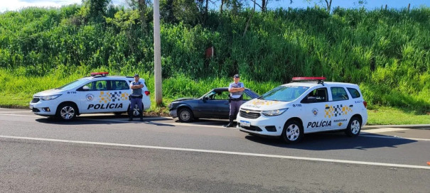 Motorista embriagado é preso após colidir veículo furtado em placa de trânsito, em Indiana