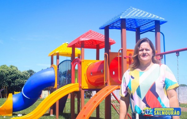 Praa do Jardim Toquemburgo em Salmouro recebe instalao de parquinho infantil 