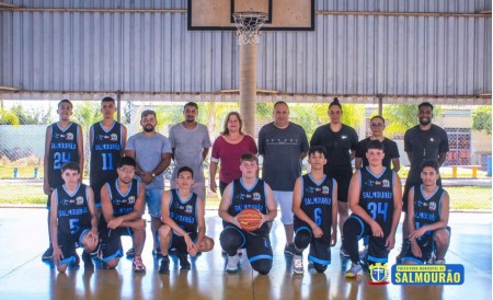 Secretaria de Esportes de Salmourão entrega uniformes para equipe de basquete 