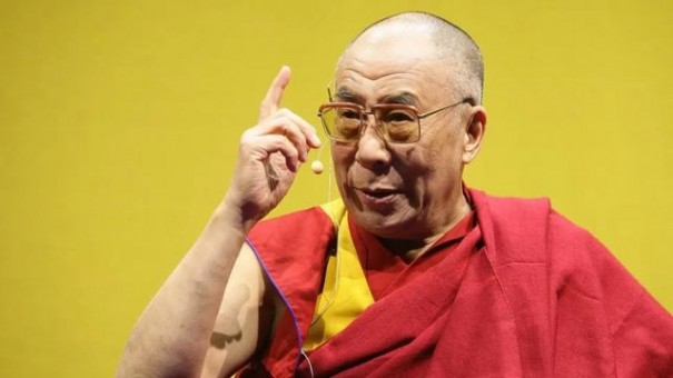 Dalai Lama pede desculpas aps vdeo pedindo a criana para 'chupar' sua lngua provocar protestos