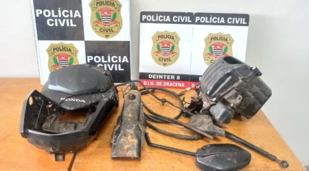 PolÃ­cia Civil localiza peÃ§as de motocicleta furtada escondidas em imÃ³veis residenciais de JunqueirÃ³polis