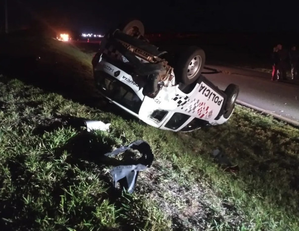 Carro bate em viatura da PM, que capota e deixa policiais feridos na Rodovia Raposo Tavares