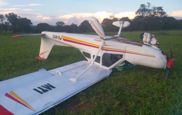 Avio de pequeno porte cai s margens de rodovia no interior de SP