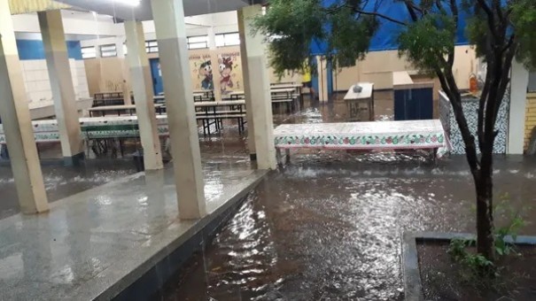 Temporal alaga residncias e escola municipal na Vila Alegrete, em Martinpolis