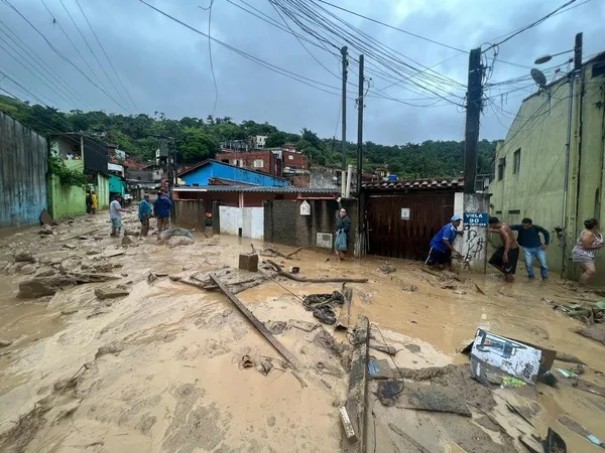 Equipes de resgate seguem em busca por soterrados no Litoral Norte de SP; nmero de mortos chega a 36