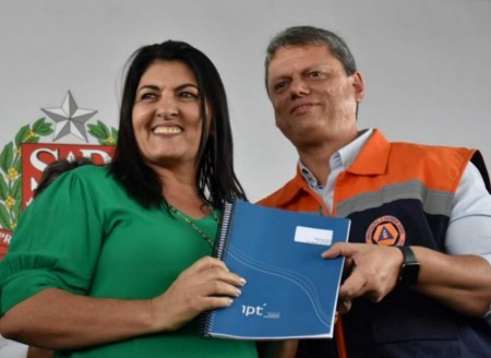 Documento entregue pelo Governador Tarcísio à Prefeita Vera é fundamental para enfrentamento às enchentes 