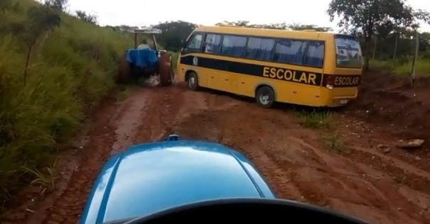 Voc Reprter: Usurios da Estrada 8 reclamam das condies do local