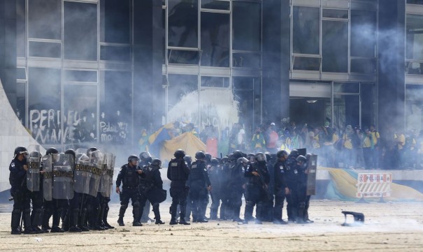 Bolsonaro diz que depredaes e invases fogem  regra da democracia