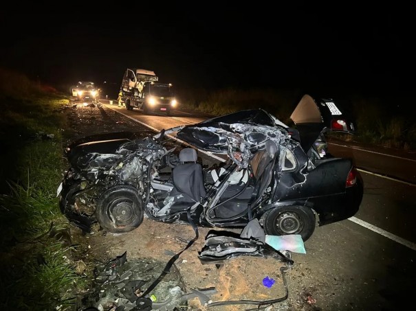 Trs pessoas morrem em coliso frontal entre dois veculos na Rodovia Olmpio Ferreira da Silva, em Pirapozinho