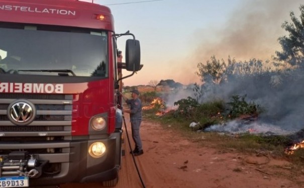 Corpo de Bombeiros de Tup combate foco de incndio na margem da SP-294