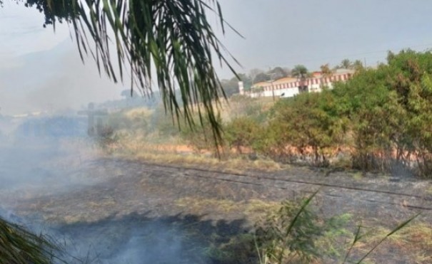 Foco de incndio na margem da SP-294 mobiliza Corpo de Bombeiros de Tup