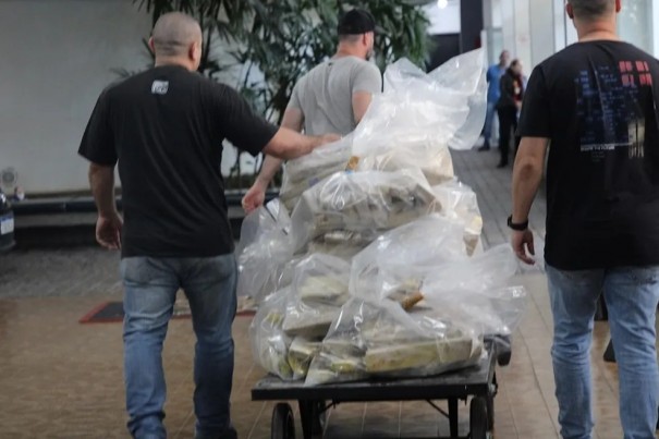 Motorista  preso ao transportar 1,2 tonelada de maconha em fundo falso de caminho, em Taciba