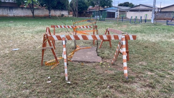 Criana de sete anos cai em buraco com oito metros de profundidade em campo de futebol, em Martinpolis;