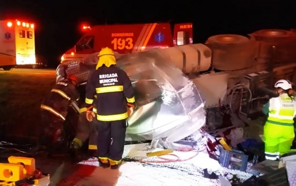 Motorista morre aps caminho tombar na rodovia Marechal Rondon em Castilho