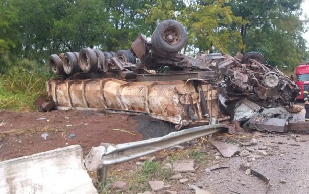 Motorista fica ferido aps caminho carregado com pedra tombar em rodovia de Birigui