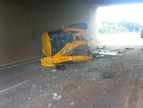 Retroescavadeira cai de caminho e interdita trnsito no trevo da Rodovia Raposo Tavares, em Presidente Prudente