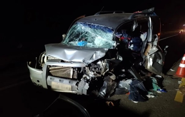 Motorista tenta ultrapassar caminho e morre aps bater de frente com carro em rodovia de Birigui