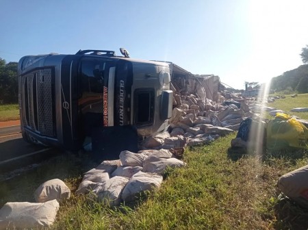 Caminhão carregado com fécula de mandioca e tapioca tomba na Rodovia Arlindo Béttio, em Teodoro Sampaio