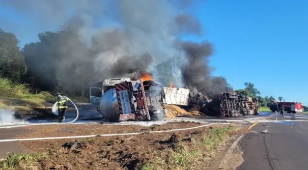 Carregados de lcool e farelo de soja, caminhes colidem e pegam fogo na Rodovia Arlindo Bttio, em Rosana