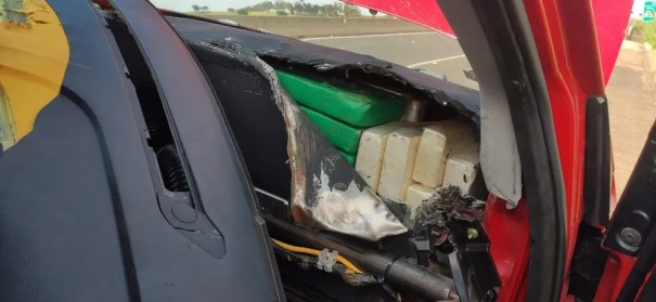 Motorista  preso com 55 kg de cocana escondidos no painel do carro, em Presidente Venceslau