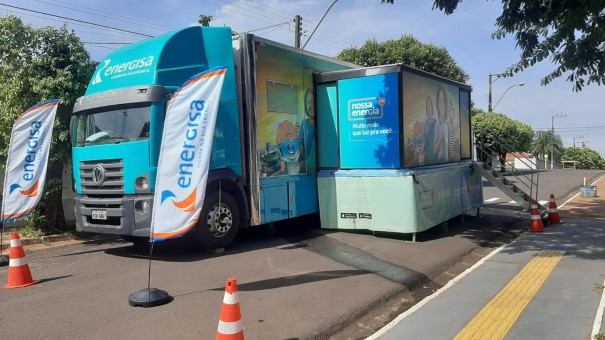 Unidade mvel da Energisa promove troca de lmpadas para famlias de Inbia Paulista 