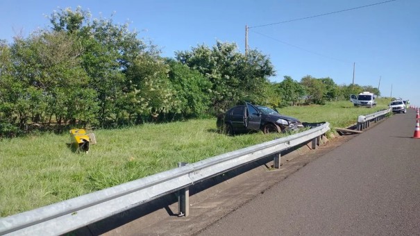 Motorista tem uma das pernas amputada aps bater carro contra defensa metlica, em Piquerobi