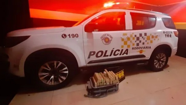 Passageiro demonstra nervosismo durante fiscalizao policial e acaba preso com 23 tabletes de maconha, em Presidente Venceslau