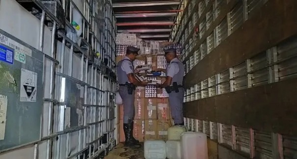 Fiscalizao policial apreende 400 mil maos de cigarros de origem estrangeira na Rodovia Raposo Tavares, em Presidente Prudente