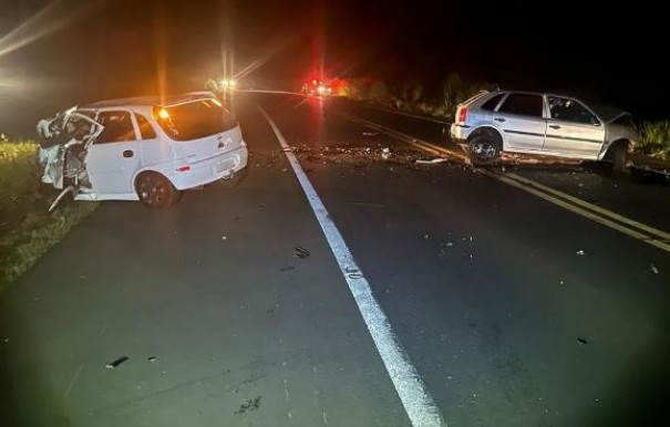 Coliso frontal entre veculos mata trs pessoas na Rodovia Assis Chateaubriand, em Estrela do Norte