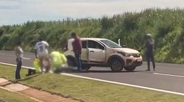 Ocupante de veculo passa mal e  atendido pela equipe de socorristas da concessionria