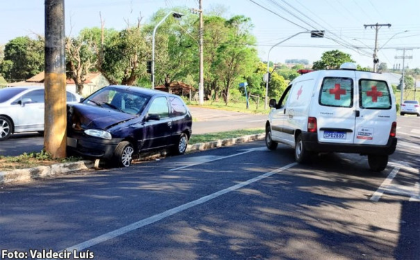 Motorista passa mal e veiculo colide contra poste em Bastos