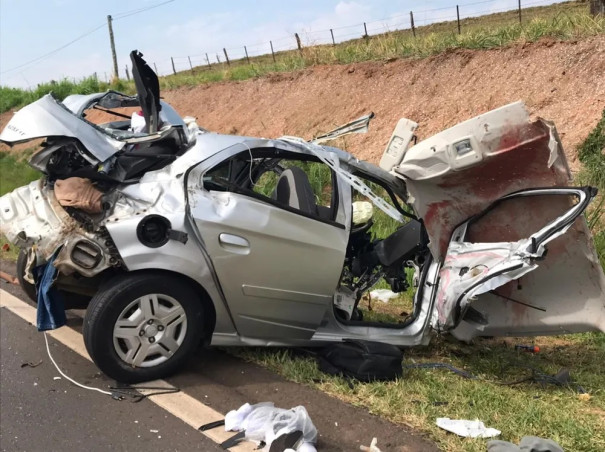 Jovem morre em acidente entre carro, caminhão e bitrem na rodovia de Flórida Paulista