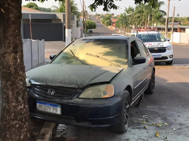 Carro pega fogo após bater em árvore no centro de Flórida Paulista