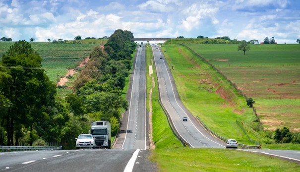 Obras no pavimento interditam alças de acesso da Rodovia Raposo Tavares, em Presidente Prudente