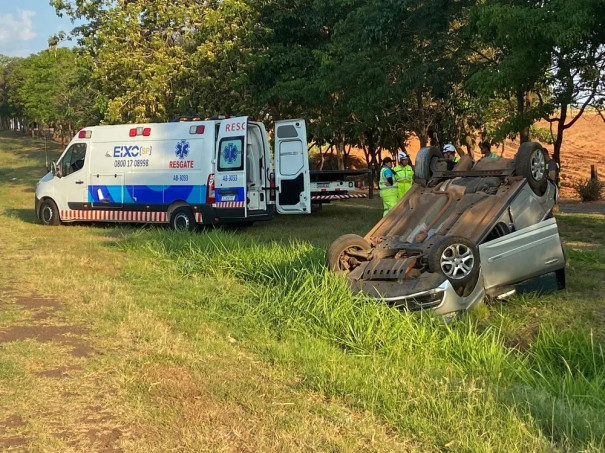 Motorista perde o controle da direção e carro capota na Rodovia Comandante João Ribeiro de Barros