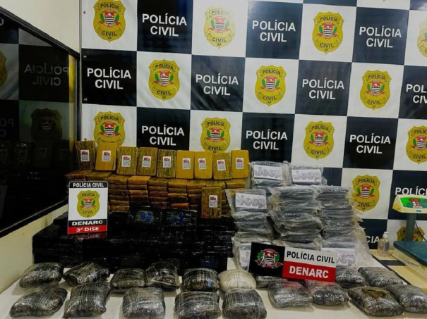 Fiscalização prende dois homens pelo transporte de mais de 300kg de cocaína e maconha em fundo falso de ônibus