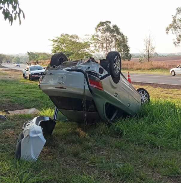 Carro é abandonado após capotamento na SP-294