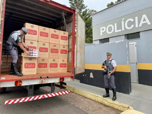 Motorista tenta fugir de fiscalização, mas acaba preso em flagrante com 75 mil maços de cigarros contrabandeados do Paraguai