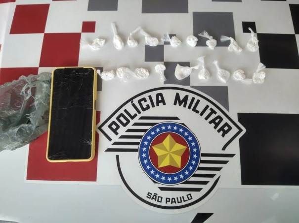 Homem foge ao ver viatura policial, mas acaba preso com porções de cocaína, em Flórida Paulista