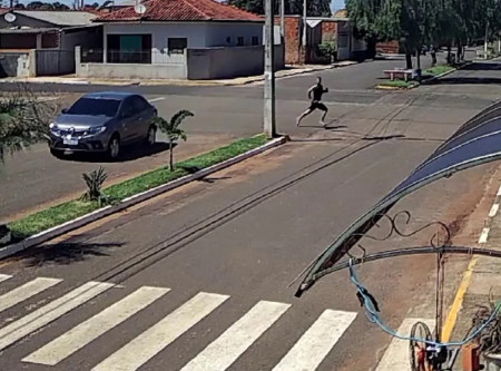 Rapaz que invadiu escola pÃºblica durante fuga e ainda conseguiu escapar de Delegacia da PolÃ­cia Civil segue foragido hÃ¡ mais de 24 horas