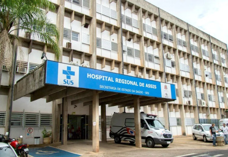 MÃ£e e padrasto sÃ£o presos por suspeita de maus-tratos apÃ³s bebÃª morrer em hospital de Assis