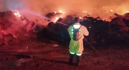 IncÃªndio de grandes proporÃ§Ãµes atinge barracÃ£o de feno, em Santo AnastÃ¡cio