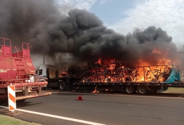 Caminhão carregado com triciclos pega fogo em rodovia de Florínea