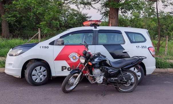 Após furto, motocicleta é encontrada em matagal e devolvida à vítima, em Junqueirópolis