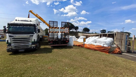 Carreta tomba em alÃ§a de acesso e derrama carga de raÃ§Ã£o animal na pista, em Presidente Venceslau