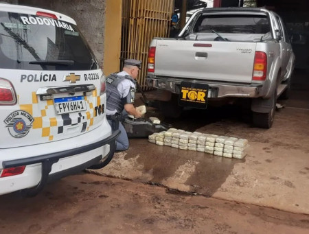 Casal acaba preso com quase 50kg de pasta base de cocaÃ­na escondidos em tanque combustÃ­vel de caminhonete de luxo