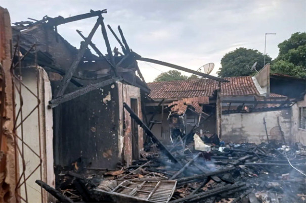 Incêndio destrói casa e carro em Flórida Paulista